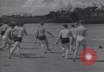 Immagine di US marinai nuoto e giochi Normandia Francia, 1944, secondo 4 filmato di repertorio 65675038274