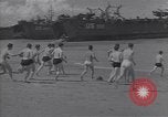 Immagine di US marinai nuoto e giochi Normandia Francia, 1944, secondo 6 filmato di repertorio 65675038274