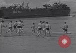 Immagine di US marinai nuoto e giochi Normandia Francia, 1944, secondo 7 filmato di repertorio 65675038274