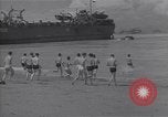Immagine di US marinai nuoto e giochi Normandia Francia, 1944, secondo 8 filmato di repertorio 65675038274