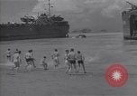 Immagine di US marinai nuoto e giochi Normandia Francia, 1944, secondo 9 filmato di repertorio 65675038274