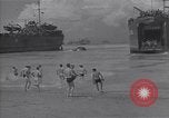 Immagine di US marinai nuoto e giochi Normandia Francia, 1944, secondo 10 filmato di repertorio 65675038274