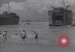 Immagine di US marinai nuoto e giochi Normandia Francia, 1944, secondo 11 filmato di repertorio 65675038274