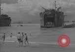 Immagine di US marinai nuoto e giochi Normandia Francia, 1944, secondo 13 filmato di repertorio 65675038274