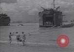Immagine di US marinai nuoto e giochi Normandia Francia, 1944, secondo 15 filmato di repertorio 65675038274