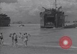 Immagine di US marinai nuoto e giochi Normandia Francia, 1944, secondo 16 filmato di repertorio 65675038274