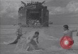 Immagine di US marinai nuoto e giochi Normandia Francia, 1944, secondo 17 filmato di repertorio 65675038274