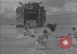 Immagine di US marinai nuoto e giochi Normandia Francia, 1944, secondo 18 filmato di repertorio 65675038274