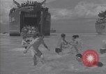 Immagine di US marinai nuoto e giochi Normandia Francia, 1944, secondo 19 filmato di repertorio 65675038274