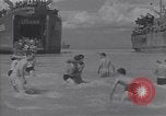 Immagine di US marinai nuoto e giochi Normandia Francia, 1944, secondo 20 filmato di repertorio 65675038274