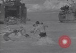 Immagine di US marinai nuoto e giochi Normandia Francia, 1944, secondo 21 filmato di repertorio 65675038274