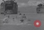 Immagine di US marinai nuoto e giochi Normandia Francia, 1944, secondo 22 filmato di repertorio 65675038274