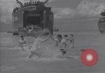 Immagine di US marinai nuoto e giochi Normandia Francia, 1944, secondo 23 filmato di repertorio 65675038274