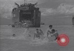 Immagine di US marinai nuoto e giochi Normandia Francia, 1944, secondo 24 filmato di repertorio 65675038274