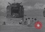 Immagine di US marinai nuoto e giochi Normandia Francia, 1944, secondo 25 filmato di repertorio 65675038274