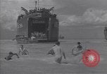 Immagine di US marinai nuoto e giochi Normandia Francia, 1944, secondo 26 filmato di repertorio 65675038274