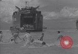 Immagine di US marinai nuoto e giochi Normandia Francia, 1944, secondo 27 filmato di repertorio 65675038274