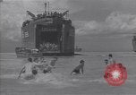 Immagine di US marinai nuoto e giochi Normandia Francia, 1944, secondo 28 filmato di repertorio 65675038274