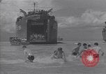 Immagine di US marinai nuoto e giochi Normandia Francia, 1944, secondo 29 filmato di repertorio 65675038274