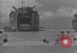 Immagine di US marinai nuoto e giochi Normandia Francia, 1944, secondo 30 filmato di repertorio 65675038274
