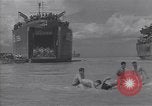 Immagine di US marinai nuoto e giochi Normandia Francia, 1944, secondo 31 filmato di repertorio 65675038274