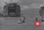 Immagine di US marinai nuoto e giochi Normandia Francia, 1944, secondo 32 filmato di repertorio 65675038274