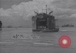 Immagine di US marinai nuoto e giochi Normandia Francia, 1944, secondo 33 filmato di repertorio 65675038274