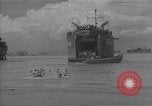 Immagine di US marinai nuoto e giochi Normandia Francia, 1944, secondo 36 filmato di repertorio 65675038274