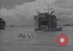 Immagine di US marinai nuoto e giochi Normandia Francia, 1944, secondo 37 filmato di repertorio 65675038274