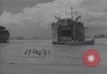 Immagine di US marinai nuoto e giochi Normandia Francia, 1944, secondo 38 filmato di repertorio 65675038274