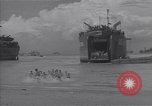 Immagine di US marinai nuoto e giochi Normandia Francia, 1944, secondo 42 filmato di repertorio 65675038274