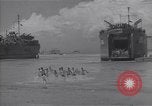 Immagine di US marinai nuoto e giochi Normandia Francia, 1944, secondo 43 filmato di repertorio 65675038274