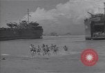 Immagine di US marinai nuoto e giochi Normandia Francia, 1944, secondo 44 filmato di repertorio 65675038274