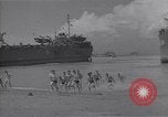 Immagine di US marinai nuoto e giochi Normandia Francia, 1944, secondo 45 filmato di repertorio 65675038274