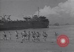 Immagine di US marinai nuoto e giochi Normandia Francia, 1944, secondo 46 filmato di repertorio 65675038274