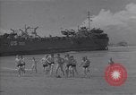 Immagine di US marinai nuoto e giochi Normandia Francia, 1944, secondo 47 filmato di repertorio 65675038274