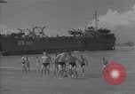 Immagine di US marinai nuoto e giochi Normandia Francia, 1944, secondo 48 filmato di repertorio 65675038274