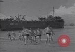 Immagine di US marinai nuoto e giochi Normandia Francia, 1944, secondo 49 filmato di repertorio 65675038274