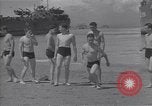 Immagine di US marinai nuoto e giochi Normandia Francia, 1944, secondo 50 filmato di repertorio 65675038274
