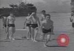 Immagine di US marinai nuoto e giochi Normandia Francia, 1944, secondo 51 filmato di repertorio 65675038274