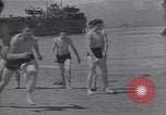 Immagine di US marinai nuoto e giochi Normandia Francia, 1944, secondo 52 filmato di repertorio 65675038274