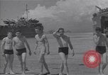 Immagine di US marinai nuoto e giochi Normandia Francia, 1944, secondo 53 filmato di repertorio 65675038274