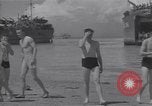 Immagine di US marinai nuoto e giochi Normandia Francia, 1944, secondo 54 filmato di repertorio 65675038274