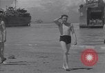 Immagine di US marinai nuoto e giochi Normandia Francia, 1944, secondo 55 filmato di repertorio 65675038274