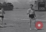 Immagine di US marinai nuoto e giochi Normandia Francia, 1944, secondo 56 filmato di repertorio 65675038274