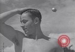 Immagine di US marinai nuoto e giochi Normandia Francia, 1944, secondo 57 filmato di repertorio 65675038274