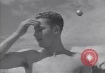 Immagine di US marinai nuoto e giochi Normandia Francia, 1944, secondo 58 filmato di repertorio 65675038274