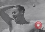 Immagine di US marinai nuoto e giochi Normandia Francia, 1944, secondo 59 filmato di repertorio 65675038274