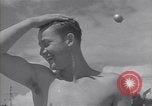 Immagine di US marinai nuoto e giochi Normandia Francia, 1944, secondo 60 filmato di repertorio 65675038274