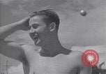 Immagine di US marinai nuoto e giochi Normandia Francia, 1944, secondo 61 filmato di repertorio 65675038274